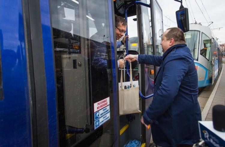 Kierowcy i motorniczowie MPK zostali Świętymi Mikołajami. Można im zostawiać paczki dla dzieci