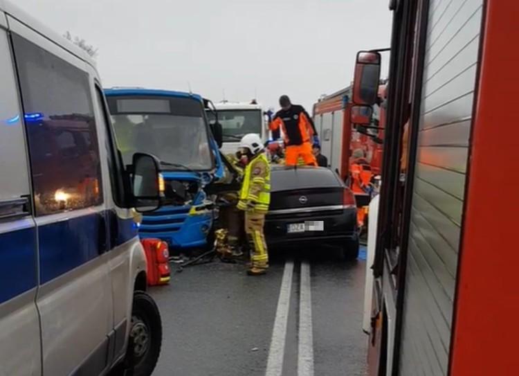 Poważny wypadek na trasie Wrocław-Strzelin. Autobus zderzył się z oplem