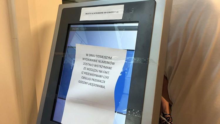 Wrocław: gigantyczne kolejki po 500+. Nie wszyscy dziś zostaną przyjęci [ZDJĘCIA]