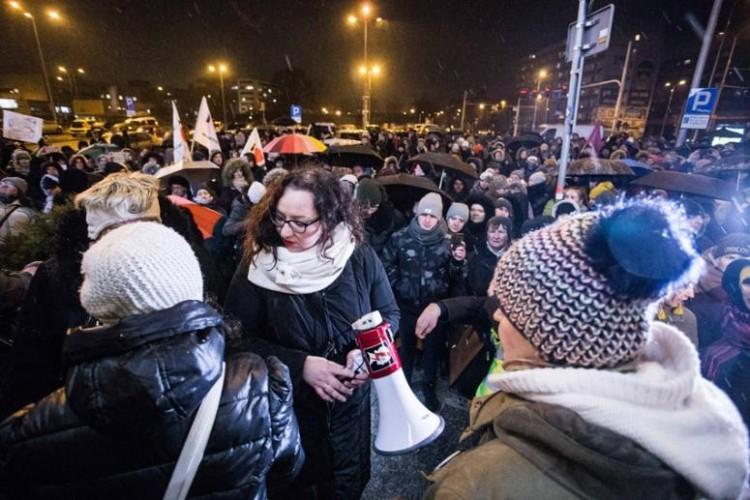 Strajk Kobiet w czasie epidemii. „Nie ma stanu nadzwyczajnego, na którym mogłyby być oparte jakieś restrykcje”