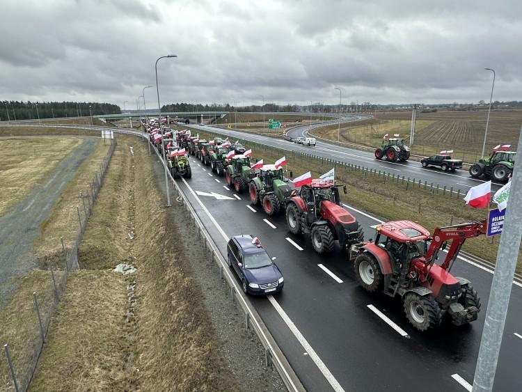 Rolnicy paraliżują drogi, kierowcy są wściekli. Kto na to pozwala?