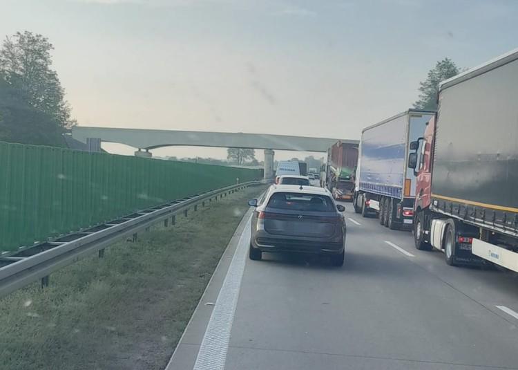 Korki na autostradzie A4. Bus uderzył w latarnię