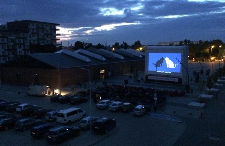 W piątek plenerowe i samochodowe kino w Zajezdni