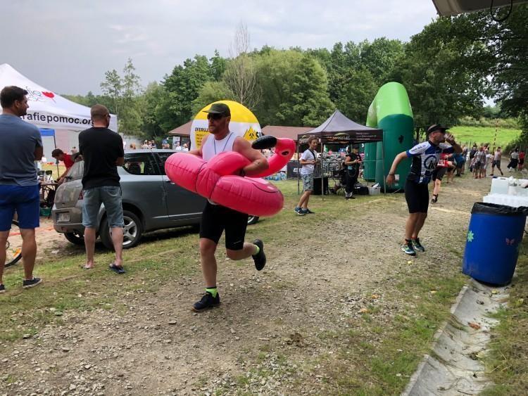 Triathlon Januszy i Grażyn. Rywalizacja i pomaganie w dość… charakterystycznym wydaniu