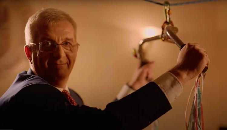 Rektor Uniwersytetu Przyrodniczego jak Kevin Sam w Domu. Zobacz film, jaki nagrał na Boże Narodzenie