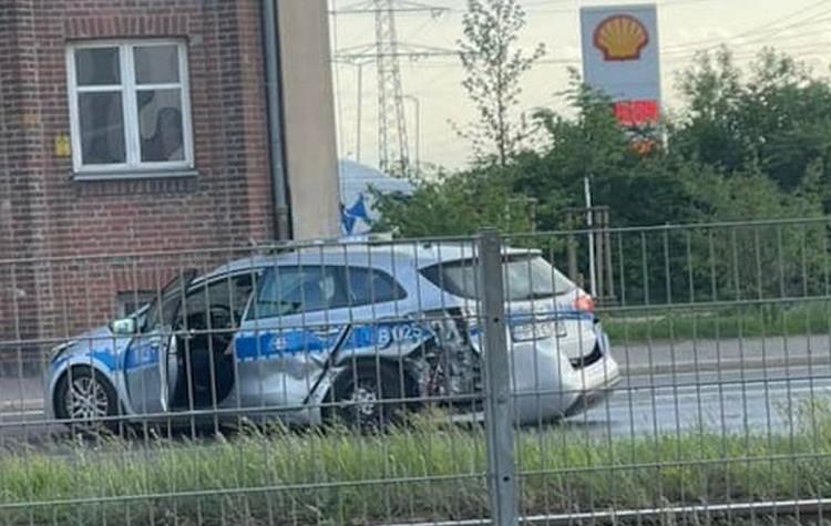Wypadek radiowozu na sygnałach. Policjantka przejechała na czerwonym świetle