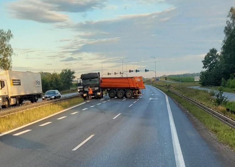 Łącznik Długołęka zablokowany. Tir stoi w poprzek