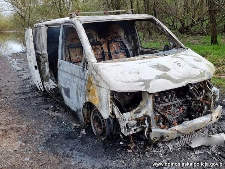 Mężczyzna zgłosił, że spaliło mu się auto. Sam był poszukiwany