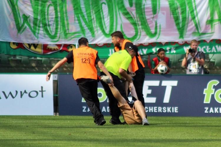 Pijany mężczyzna wbiegł na murawę i pokazał kibicom pośladki. Trafił do policyjnego aresztu [ZDJĘCIA]