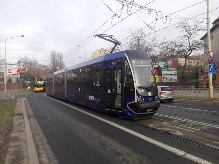 Tramwaje nie jeździły przez Reymonta. Powód: dziura w torowisku [ZDJĘCIA]