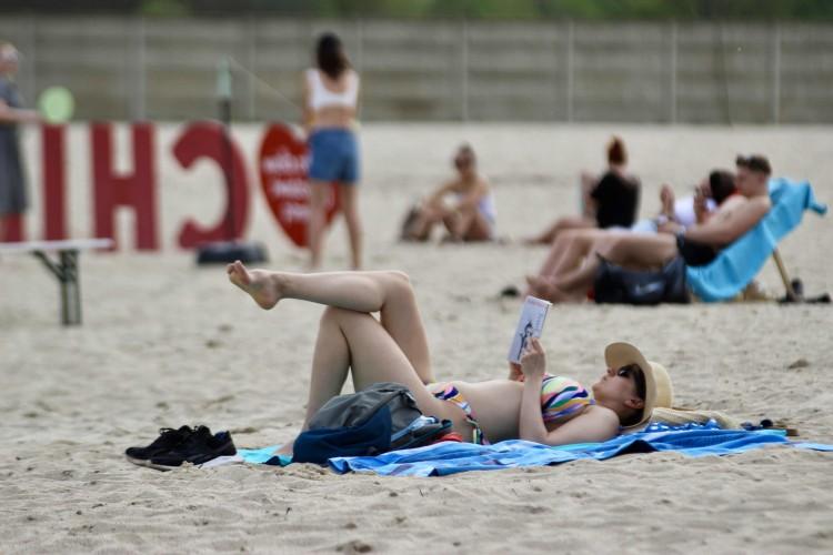 Ale upał! Tłumy na plaży, pierwsi odważni w wodzie!
