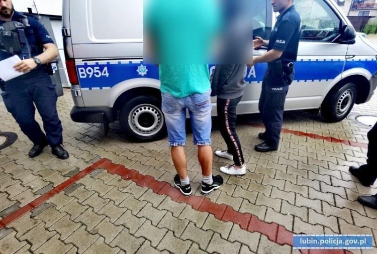 Tatuś z mamusią jechali wężykiem. Mercedesem podróżowała też ich córeczka