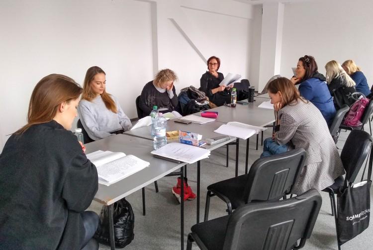 Trwają próby do „Białego małżeństwa”. Kobiety w rolach mężczyzn [ZDJĘCIA]