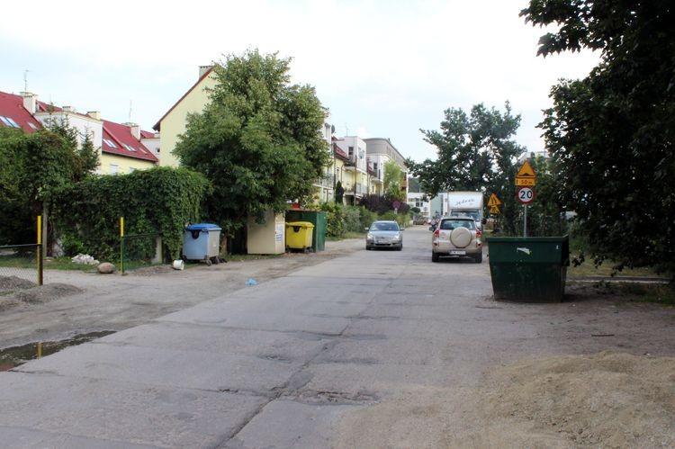 Dwa duże osiedla łączy prowizoryczna droga z betonowych płyt