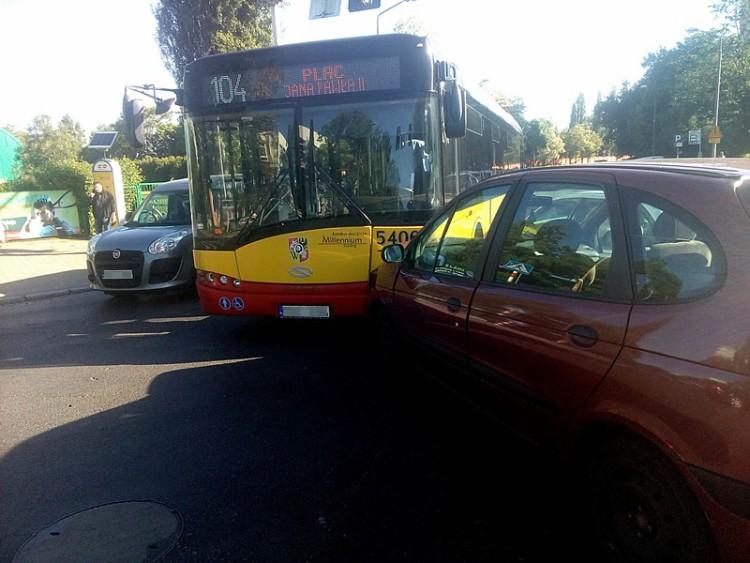 Wrocław: zderzenie dwóch samochodów z autobusem MPK [ZDJĘCIA]