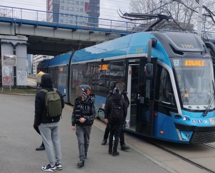 Wrocław: Nie ma przejazdu przez Robotniczą. Naprawiają sieć trakcyjną