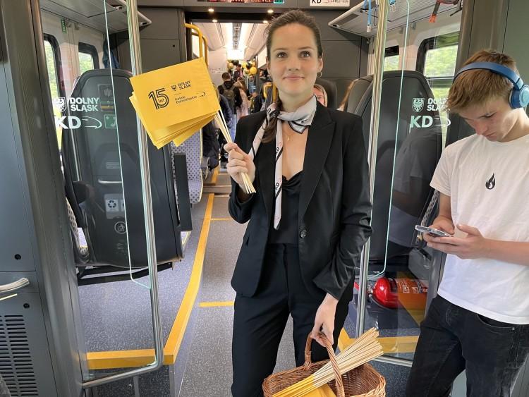 100 milionowy pasażer Kolei Dolnośląskich. Feta z upominkami [ZDJĘCIA]