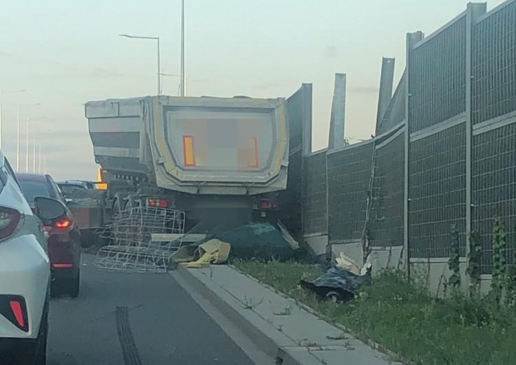 Wypadek na obwodnicy Leśnicy. Ciężarówka uderzyła w bariery