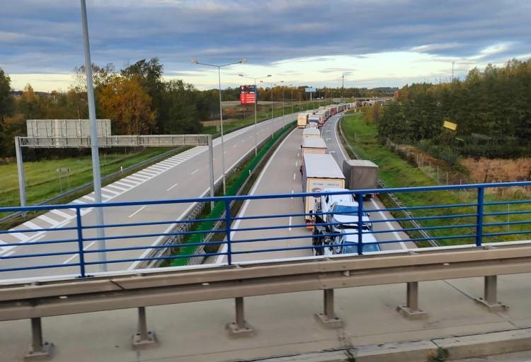 Kolejny dzień gigantycznych korków na A4. To przez kontrole na granicy