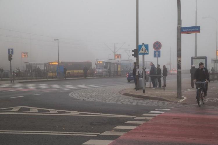 Wrocław we mgle. Słaba widoczność na ulicach