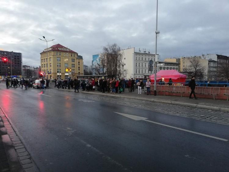 Korki tramwajów na Legnickiej po popołudniowym wykolejeniu [ZDJĘCIA]