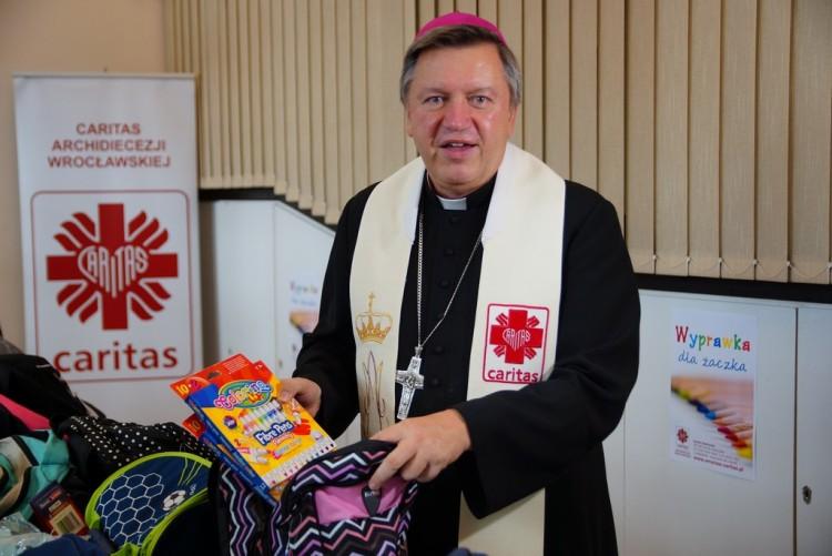 Wrocławski arcybiskup poświęcił tornistry dla dzieci ze wschodu [ZOBACZ ZDJĘCIA]