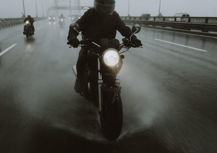 Motocyklista pędził 128 km/h w terenie zabudowanym. Nie miał prawa jazdy