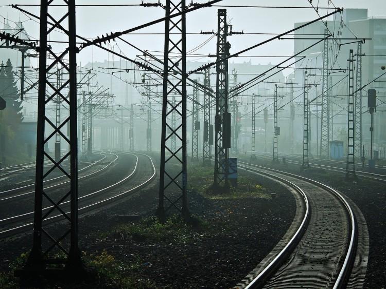 Wrocław: Ogromne opóźnienia pociągów. Burza uszkodziła sieć trakcyjną