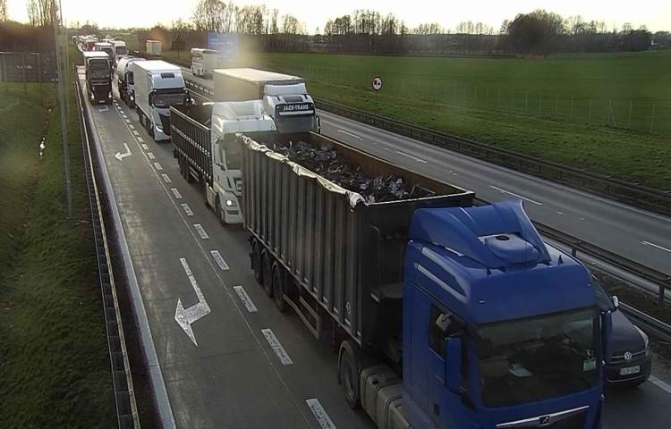 Duży korek na A4 pod Wrocławiem. Naprawa barier po wypadku