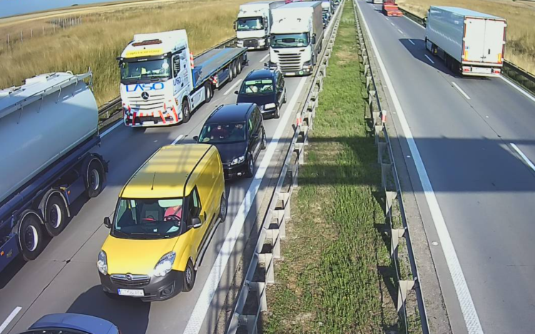 Gigantyczny korek na autostradzie A4 pod Wrocławiem po wypadku motocyklisty
