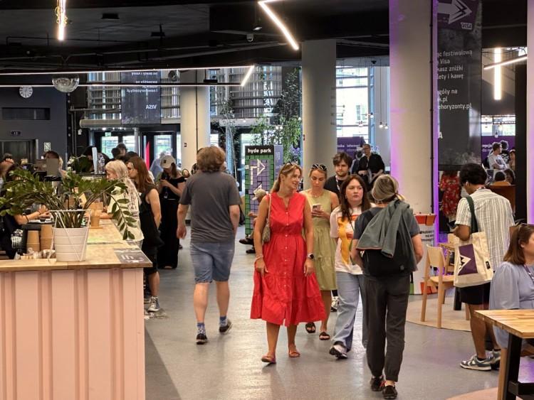 Trwa festiwal Nowe Horyzonty. Tłumy kinomanów w centrum miasta