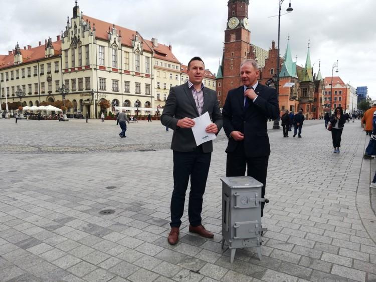 Kandydaci PSL przynieśli „kozę” na Rynek i zapowiedzieli, jak chcą walczyć ze smogiem