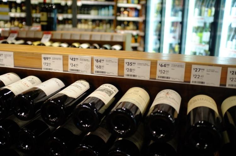 Komu kasjer powinien odmówić sprzedaży alkoholu? Co grozi za sprzedaż alkoholu małoletniemu?