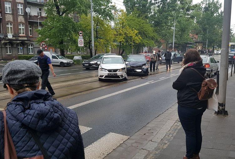 Dwa samochody zderzyły się na Jedności Narodowej. Torowisko było zablokowane