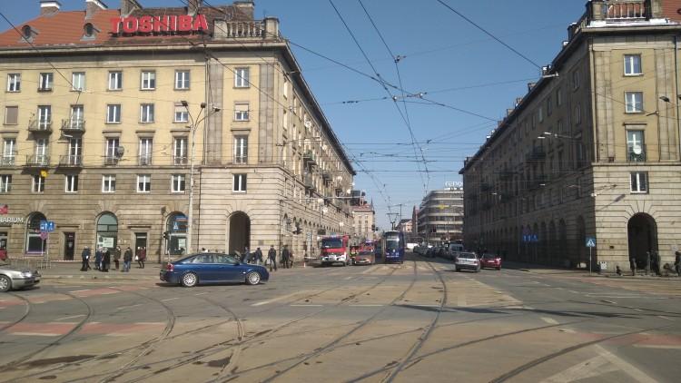Straż pożarna od rana walczy z soplami, które mogą spaść na przechodniów [ZDJĘCIA]