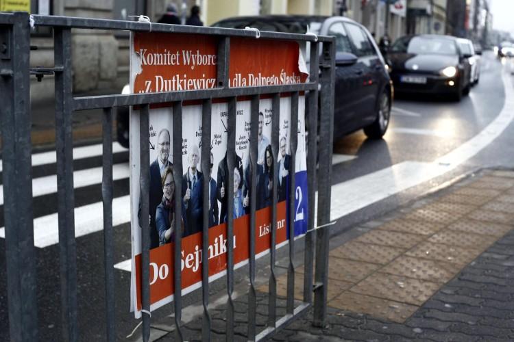 Minął termin na usunięcie plakatów wyborczych, a „oni ciągle wiszą” [ZDJĘCIA]