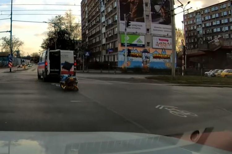 Wrocławianin nagrał, jak z karetki na Legnickiej wypada łóżko [WIDEO]