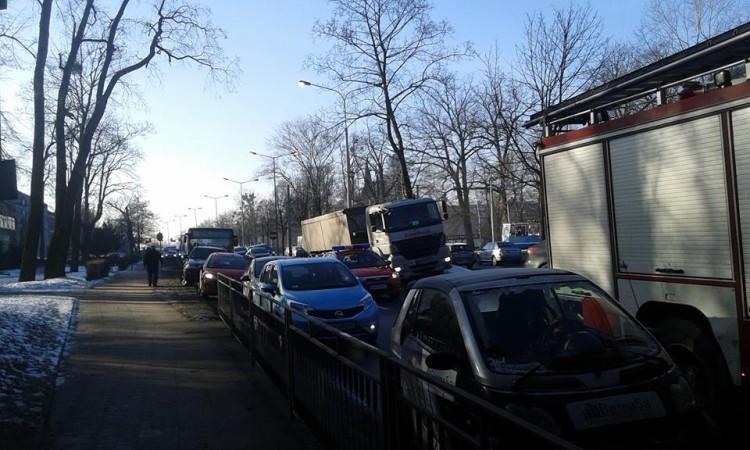 Wypadek na wjeździe do Wrocławia. Karkonoska zablokowana