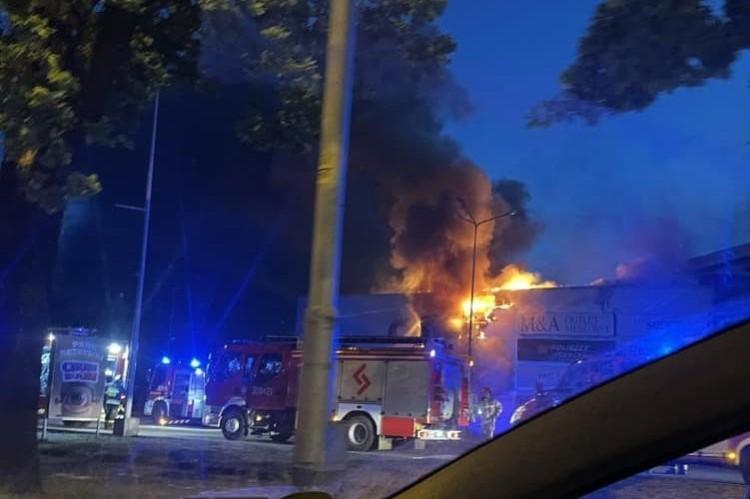 Wrocław: Pożar w sklepie meblowym i sali zabaw. Firmy zamknięte, sprawdzają powietrze