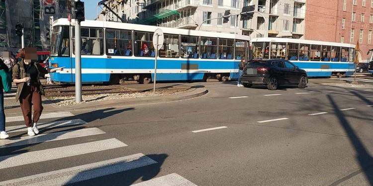 Wrocław: zderzenie tramwaju z autem osobowym w centrum
