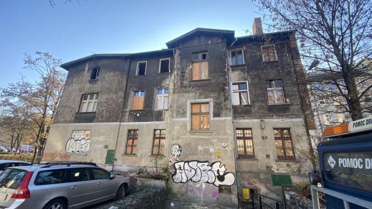 Te kamienice w centrum Wrocławia sypią się ludziom na głowy! Wyglądają koszmarnie!