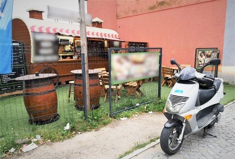 Pijany 50-latek wybrał się na przejażdżkę skuterem i zignorował przepisy. Bo był… głodny