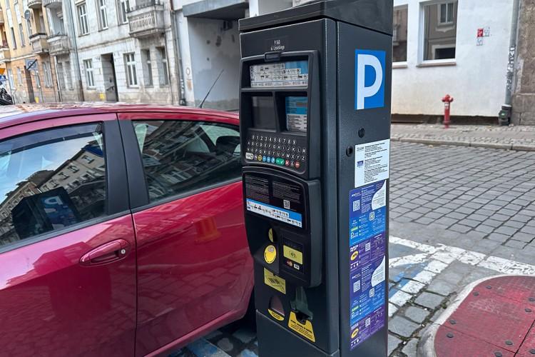 Oszuści polują na kierowców korzystających z parkomatów! Fałszywe kody QR