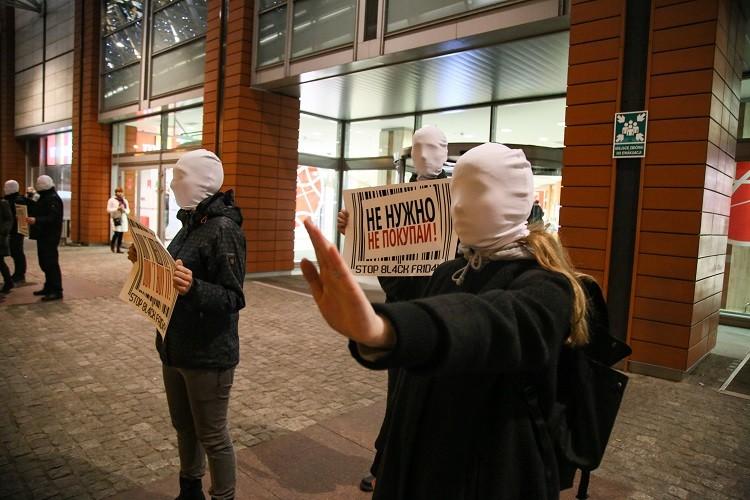 Żywe manekiny przy Pasażu Grunwaldzkim. Greenpeace sprzeciwia się konsumpcji bez umiaru [ZDJĘCIA]