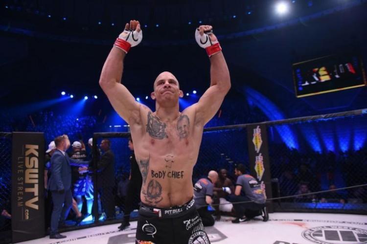 Da się połączyć szaleństwo z taktyką? Da się. Damian Janikowski wygrywa przez TKO!