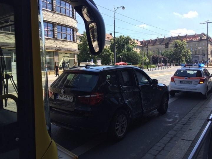 Autobus wjechał w bmw koło Renomy. Są utrudnienia w ruchu