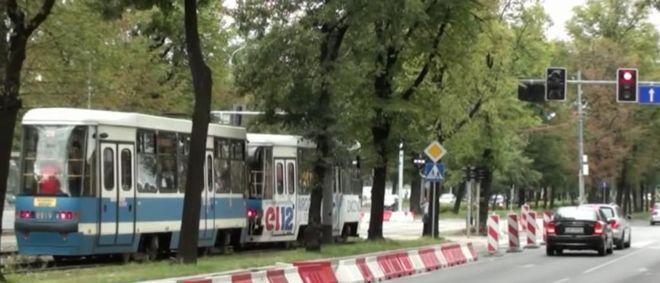 W okolicy Sky Tower tramwaje zamiast raz, jak kiedyś, zatrzymują się trzykrotnie