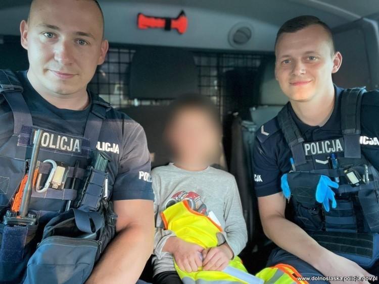Sześciolatek był na wakacjach. Tęsknił za mamą, więc ruszył w daleką drogę