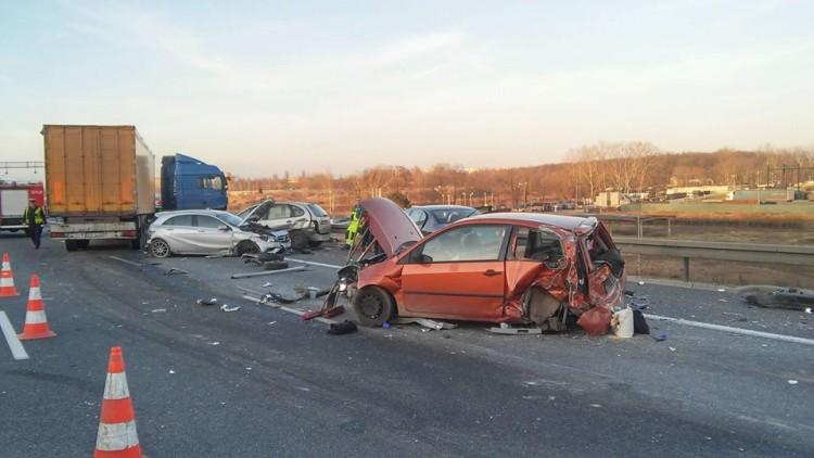 Karambol na obwodnicy Wrocławia. Zderzyło się dziewięć pojazdów, są ranni [ZDJĘCIA]