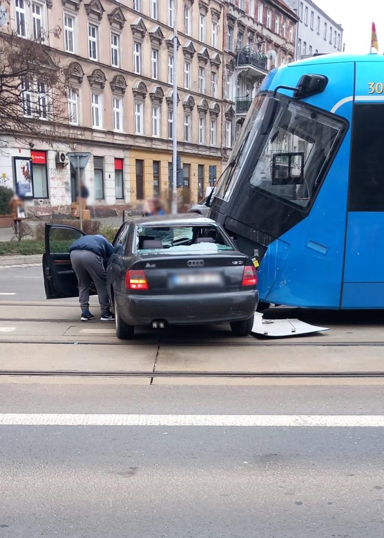 Wrocław: Wypadek na Jedności Narodowej. Tramwaj zderzył się z osobówką